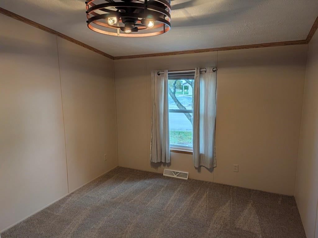Photo 11 of 19 - 846 NE White Oaks Lane, Oak Grove, MO 64075