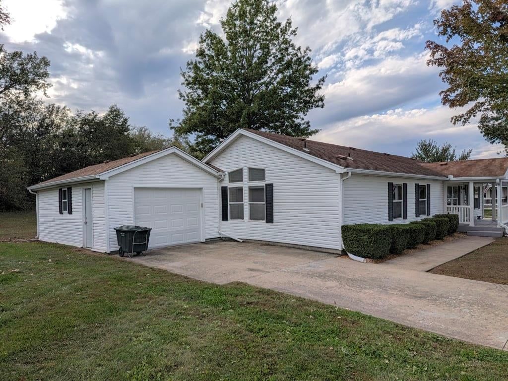 846 NE White Oaks Lane, Oak Grove, MO: listing photo 2