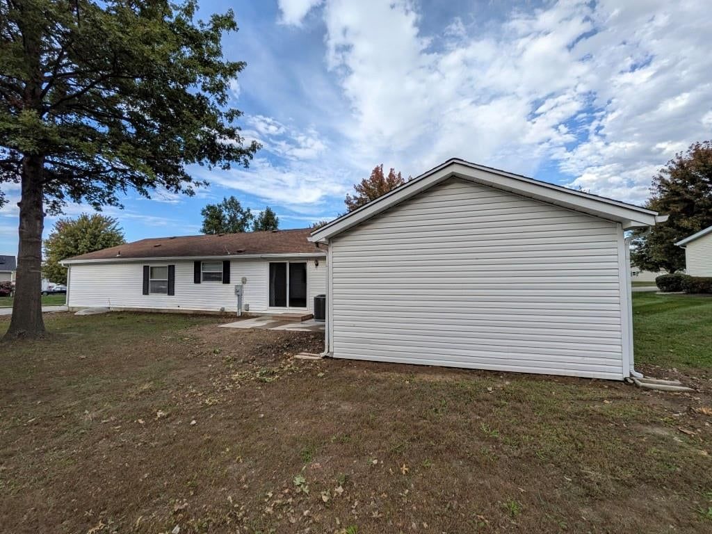 Concrete patio at 846 NE White Oaks Lane, Oak Grove, MO 64075