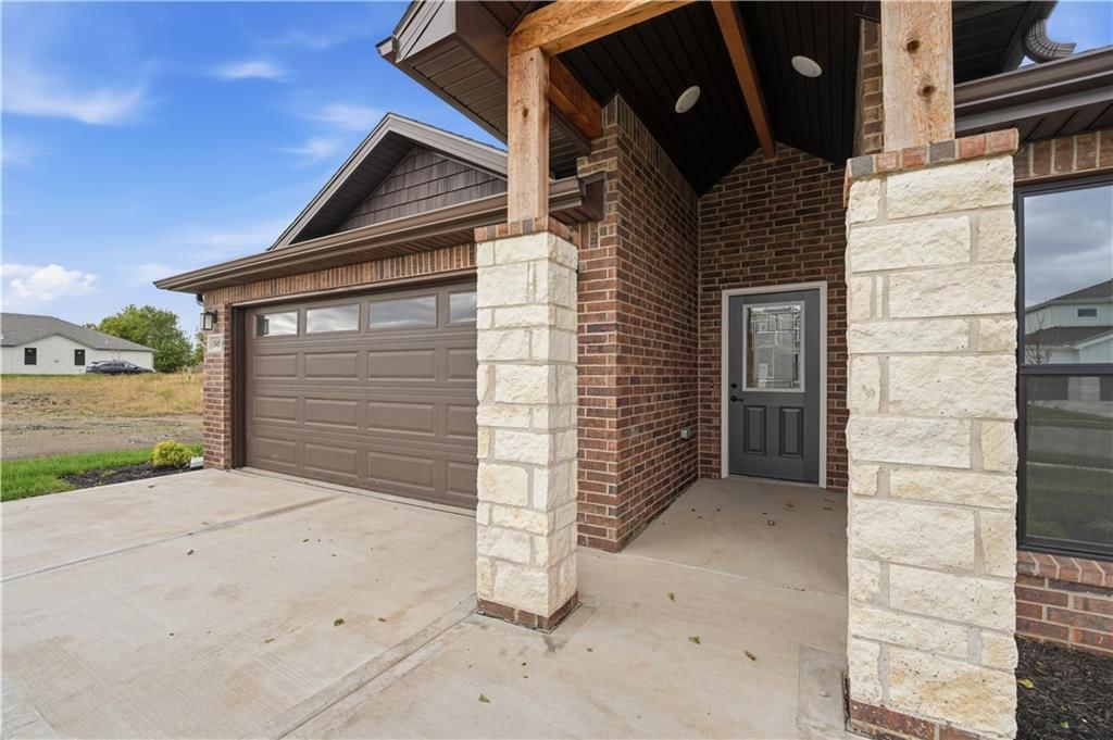 18450 W 195th Street, Spring Hill, KS: listing photo 2