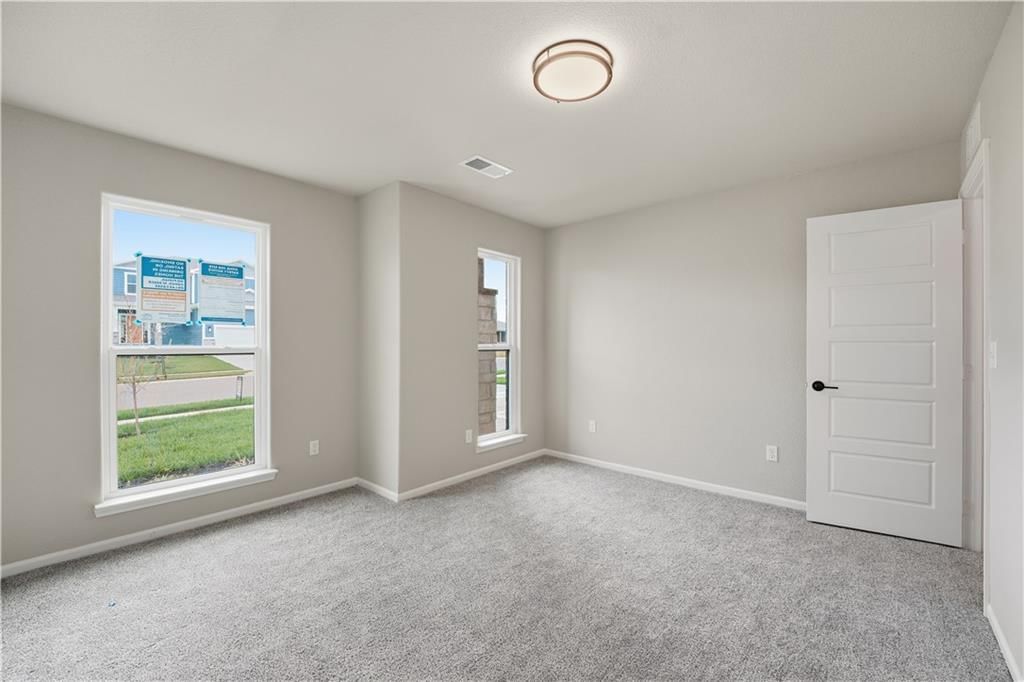 Photo 10 of 40 - 18450 W 195th Street, Spring Hill, KS 66083