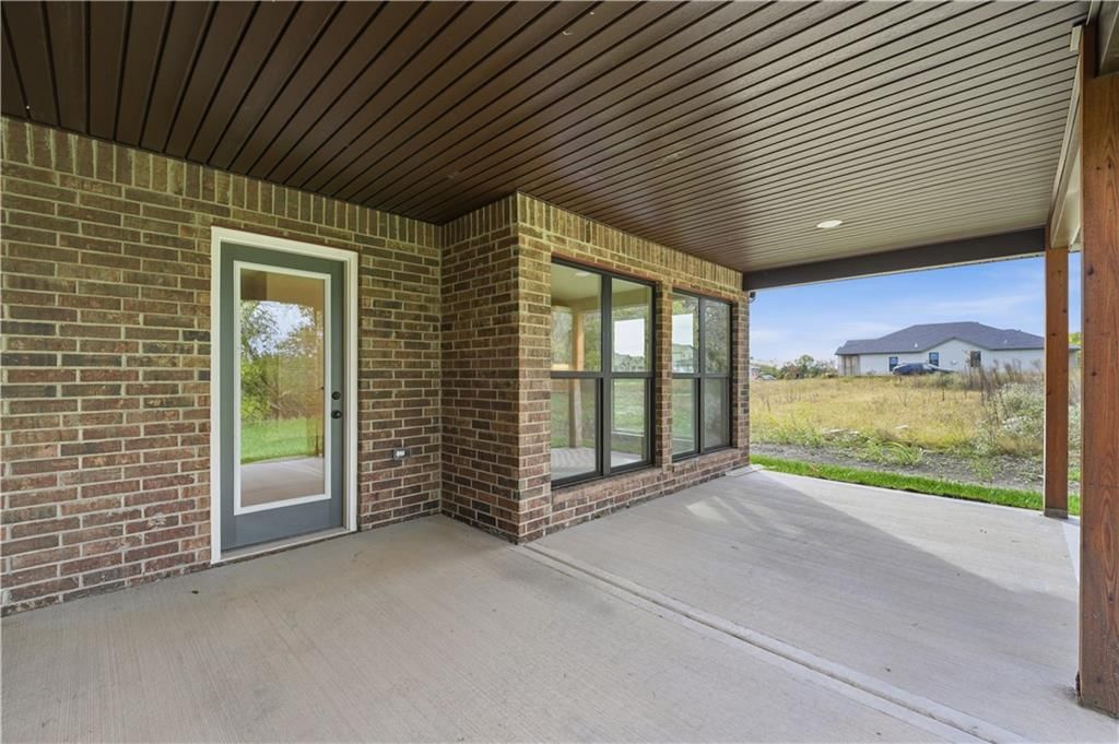 18450 W 195th Street, Spring Hill, KS: listing photo 3
