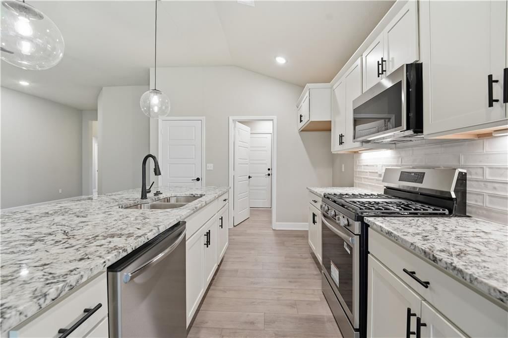 Photo 18 of 40 - 18450 W 195th Street, Spring Hill, KS 66083