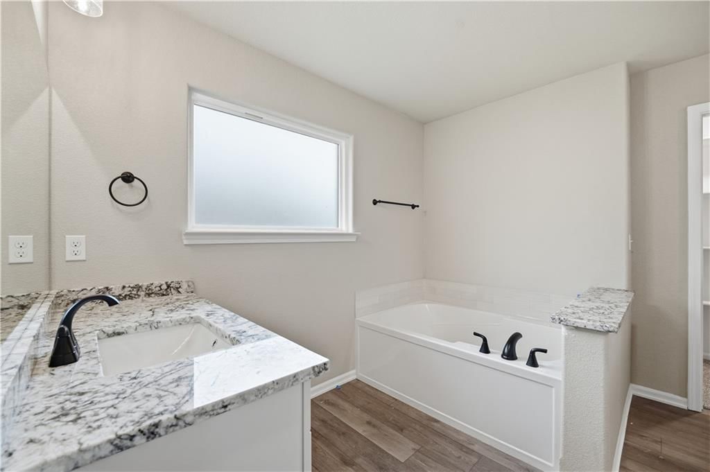 Freestanding tub at 18450 W 195th Street, Spring Hill, KS 66083