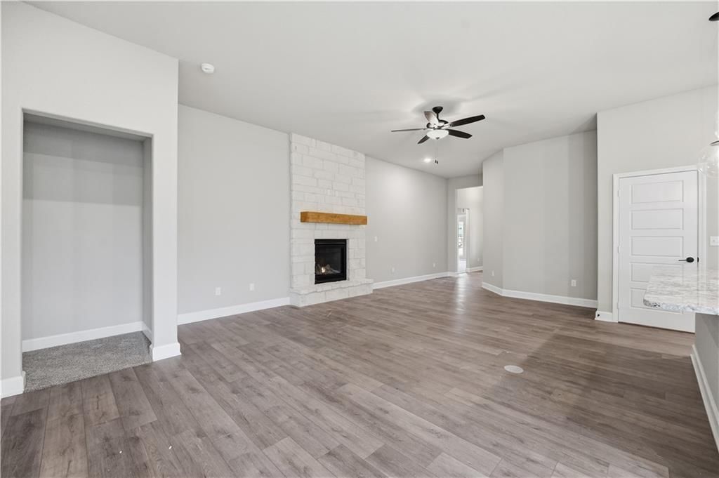 Photo 14 of 40 - 18450 W 195th Street, Spring Hill, KS 66083