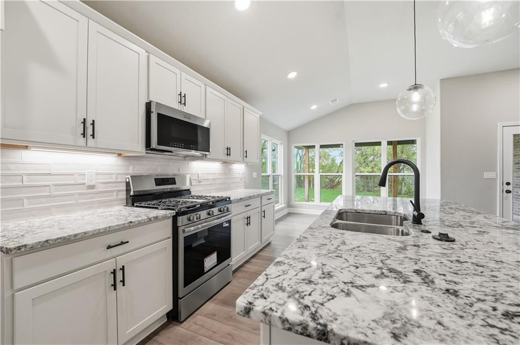 Photo 20 of 40 - 18450 W 195th Street, Spring Hill, KS 66083