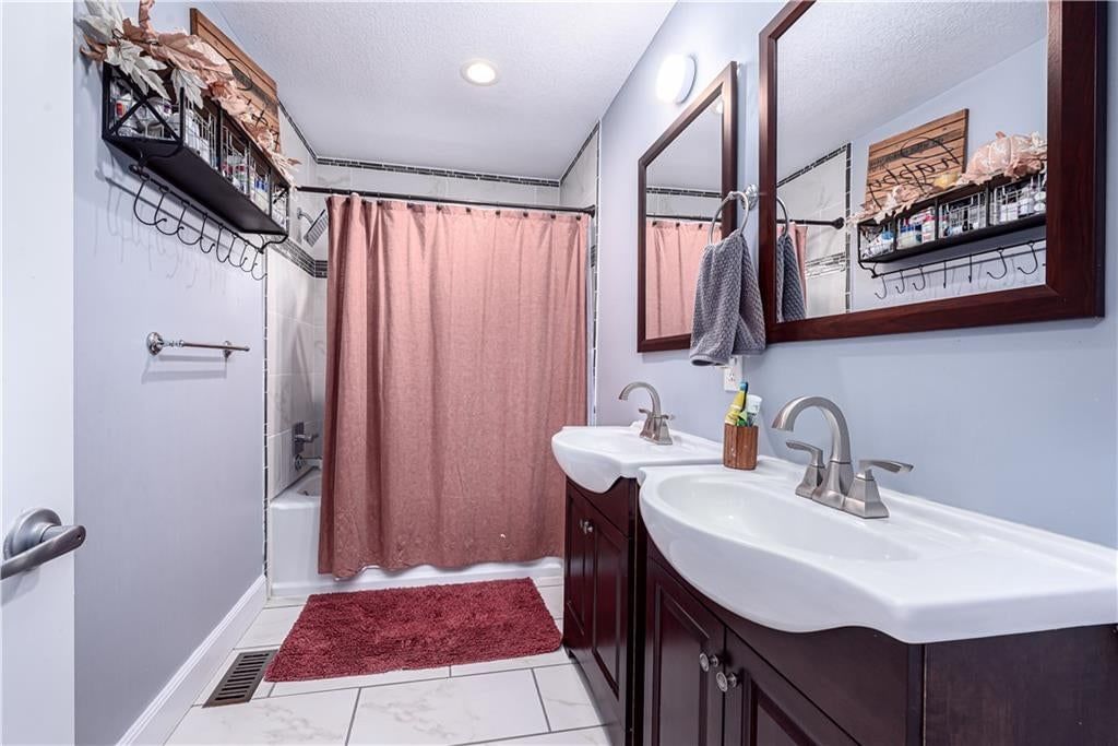 Photo 14 of 22 - 102 W Kansas Avenue, Lansing, KS 66048