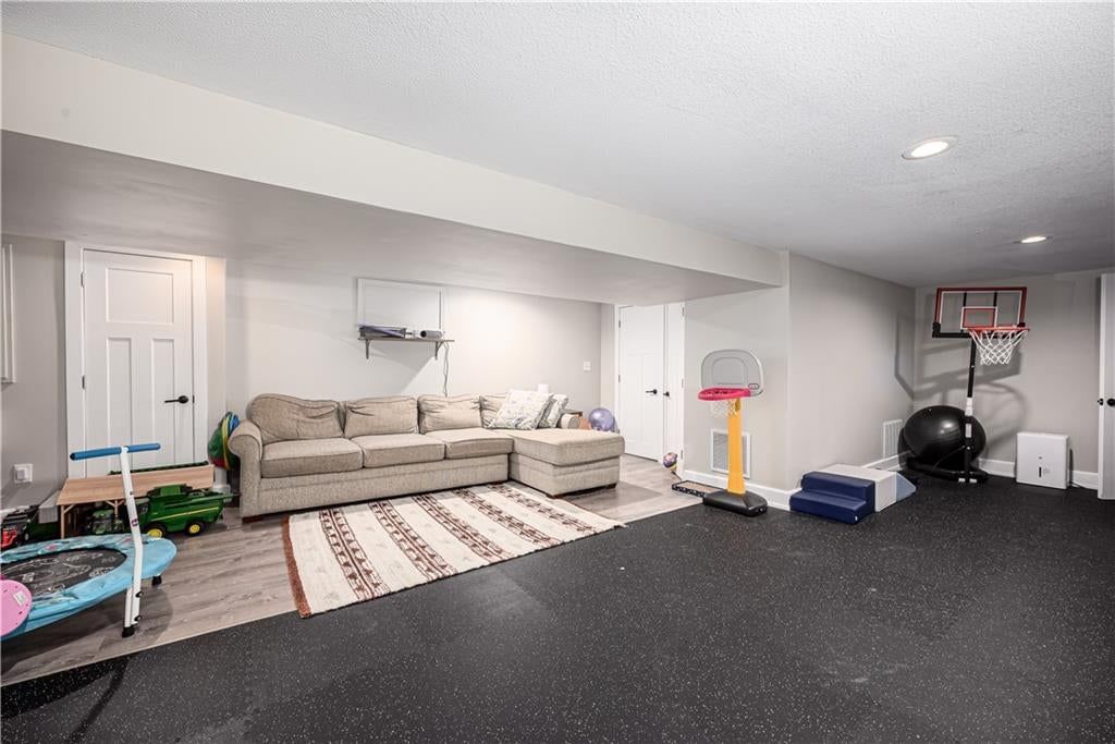 Photo 17 of 22 - 102 W Kansas Avenue, Lansing, KS 66048