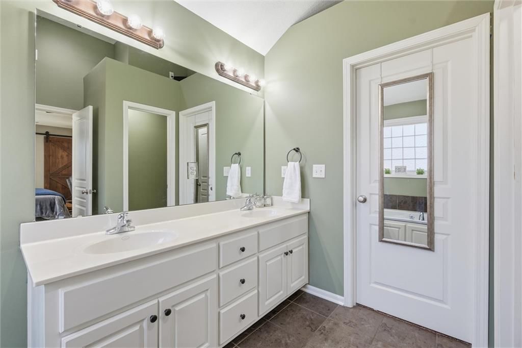 Photo 23 of 47 - 12113 Pebble Beach Drive, Kansas City, KS 66109