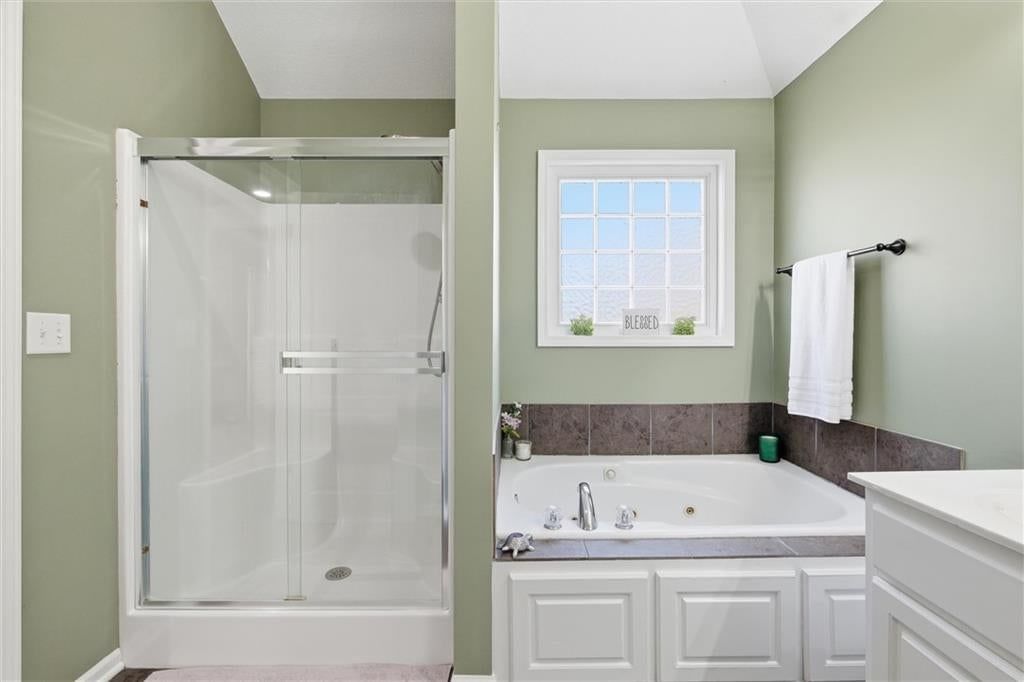 Photo 24 of 47 - 12113 Pebble Beach Drive, Kansas City, KS 66109