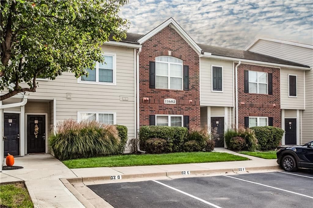Photo 21 of 33 - 11602 Tomahawk Creek Parkway #D, Leawood, KS 66211