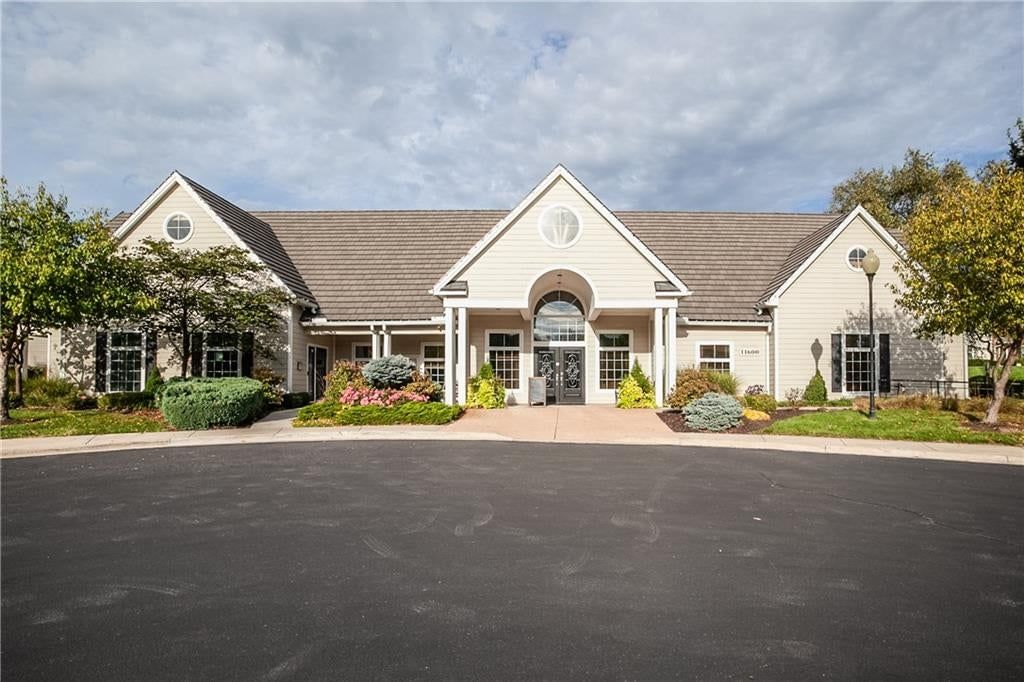 Photo 25 of 33 - 11602 Tomahawk Creek Parkway #D, Leawood, KS 66211