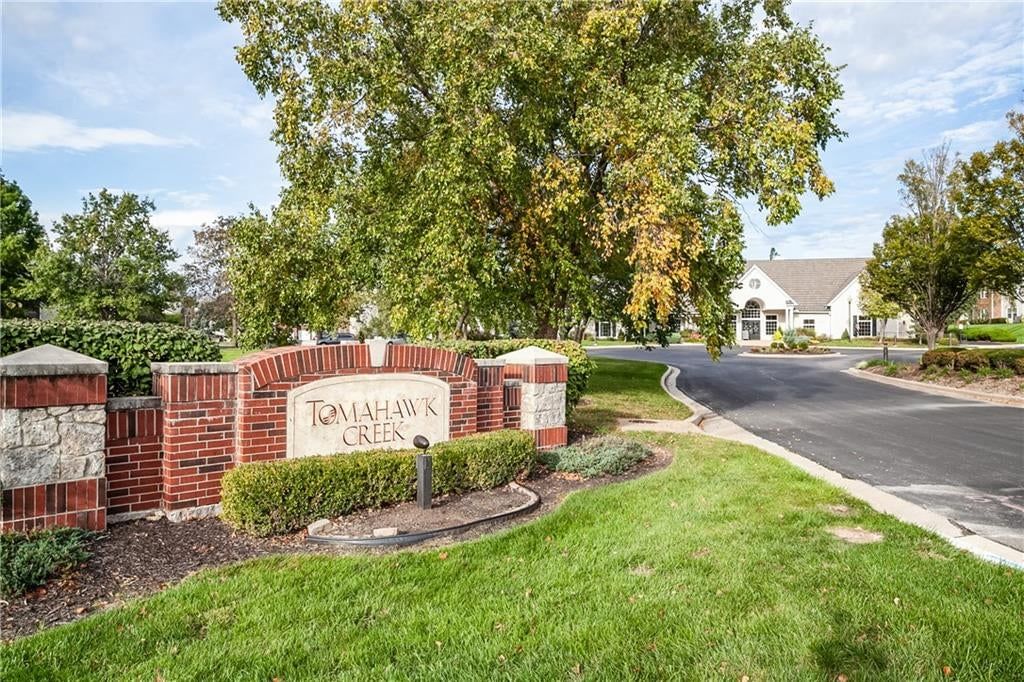 Photo 31 of 33 - 11602 Tomahawk Creek Parkway #D, Leawood, KS 66211