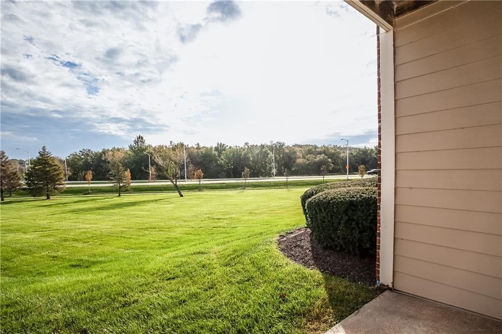 Photo 24 of 33 - 11602 Tomahawk Creek Parkway #D, Leawood, KS 66211