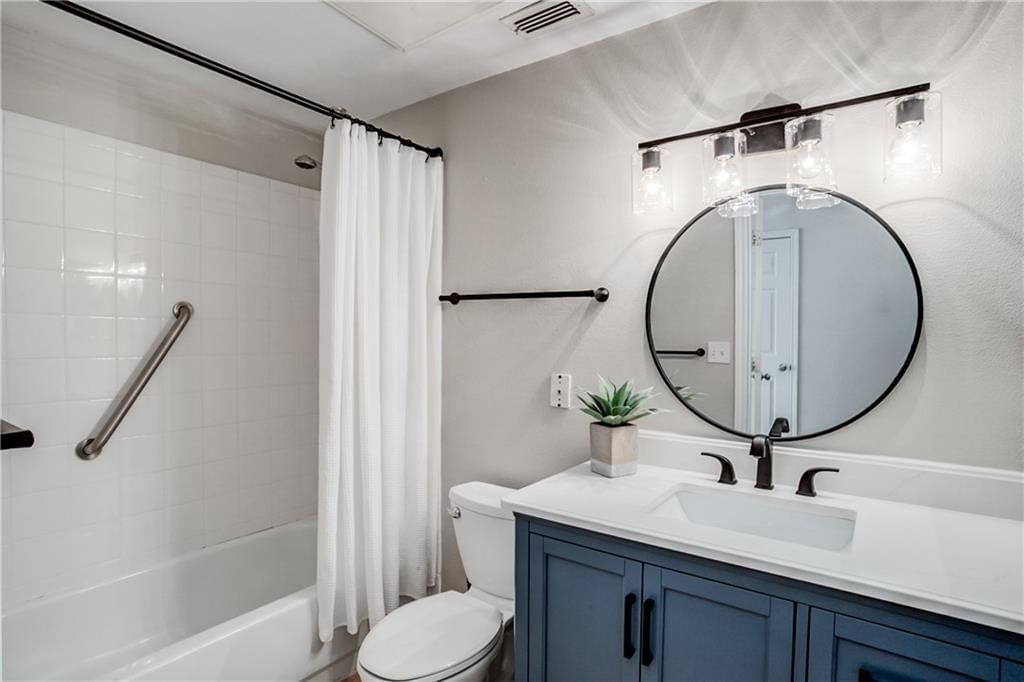 Photo 15 of 33 - 11602 Tomahawk Creek Parkway #D, Leawood, KS 66211