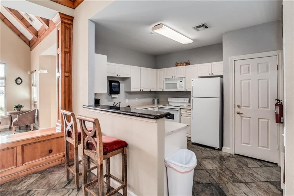 Photo 27 of 33 - 11602 Tomahawk Creek Parkway #D, Leawood, KS 66211