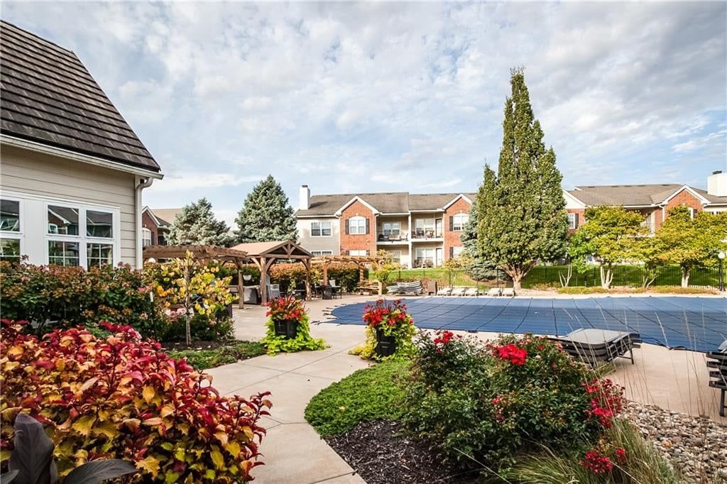 Photo 28 of 33 - 11602 Tomahawk Creek Parkway #D, Leawood, KS 66211