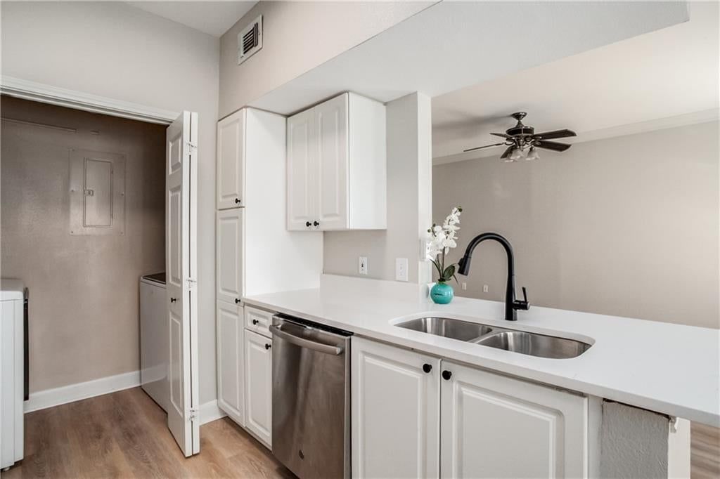 Photo 12 of 33 - 11602 Tomahawk Creek Parkway #D, Leawood, KS 66211
