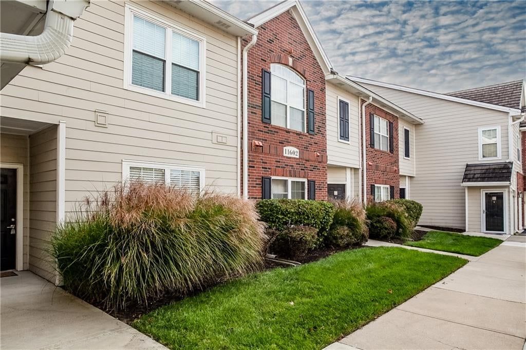 11602 Tomahawk Creek Parkway, Leawood, KS: listing photo 2