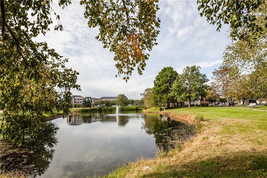 Photo 30 of 33 - 11602 Tomahawk Creek Parkway #D, Leawood, KS 66211