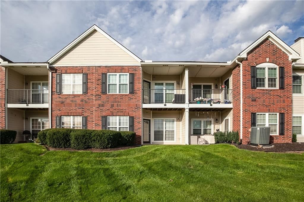 Photo 22 of 33 - 11602 Tomahawk Creek Parkway #D, Leawood, KS 66211