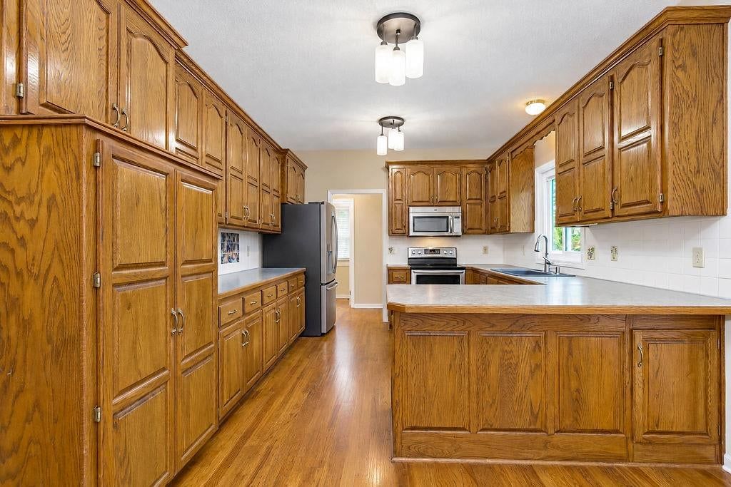 Kitchen island at 9921 N Highland Place, Kansas City, MO 64155