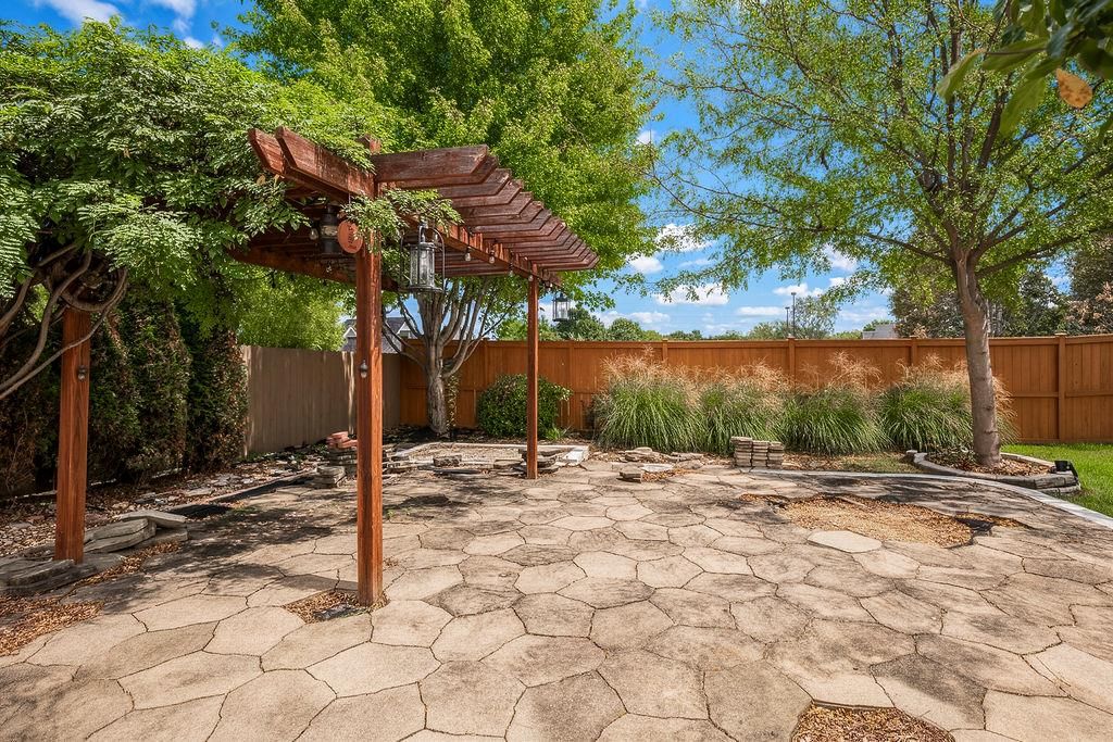 Pergola and paver patio at 9921 N Highland Place, Kansas City, MO 64155