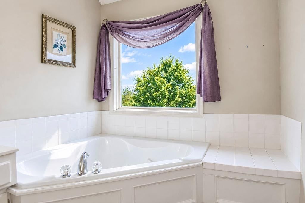 Photo 16 of 39 - 9921 N Highland Place, Kansas City, MO 64155