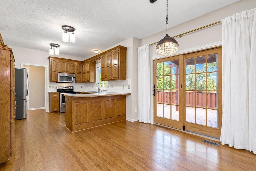 Photo 8 of 39 - 9921 N Highland Place, Kansas City, MO 64155