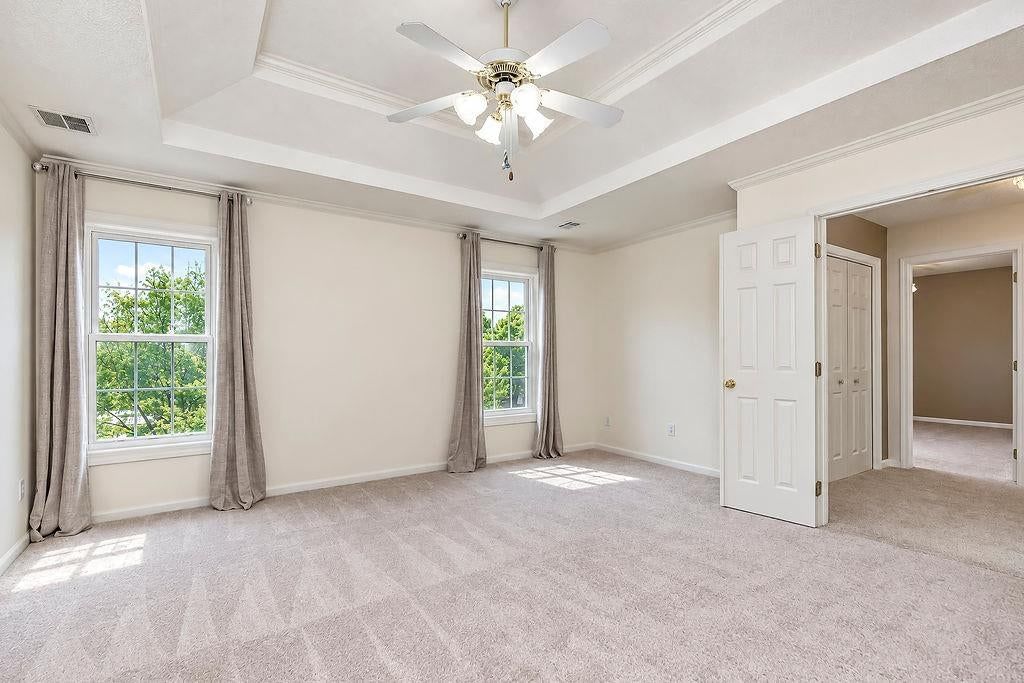 Tray ceiling and carpet at 9921 N Highland Place, Kansas City, MO 64155