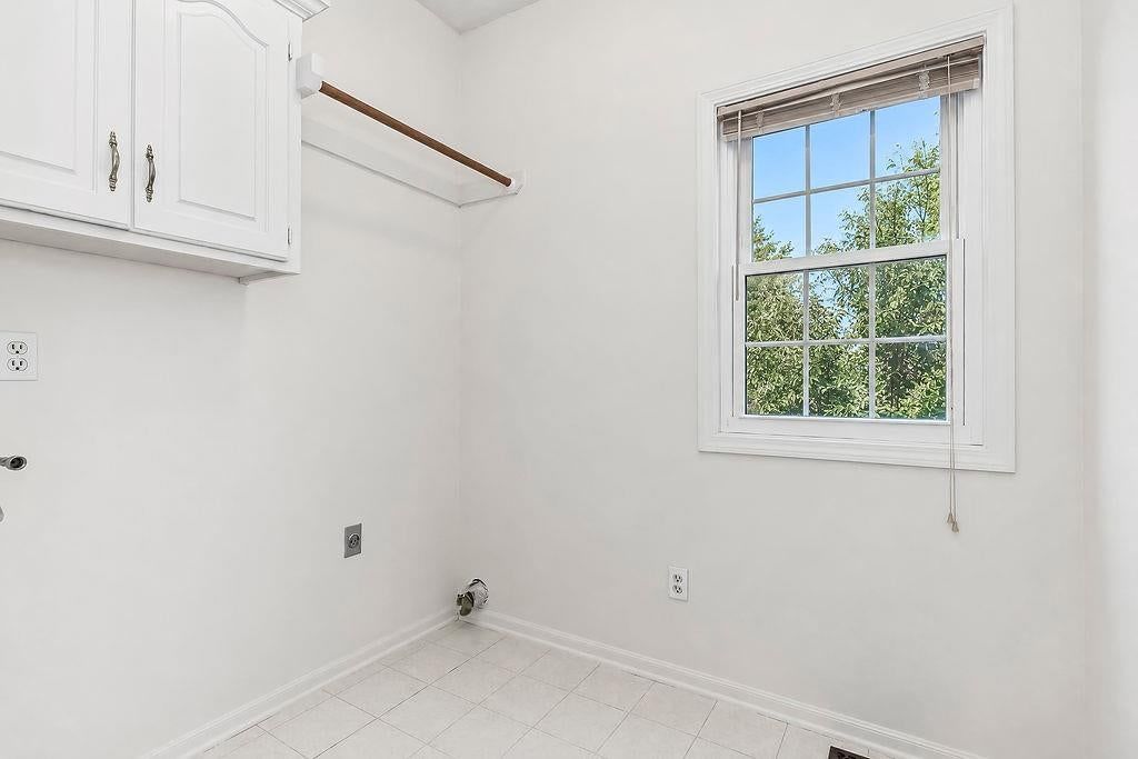 Photo 10 of 39 - 9921 N Highland Place, Kansas City, MO 64155