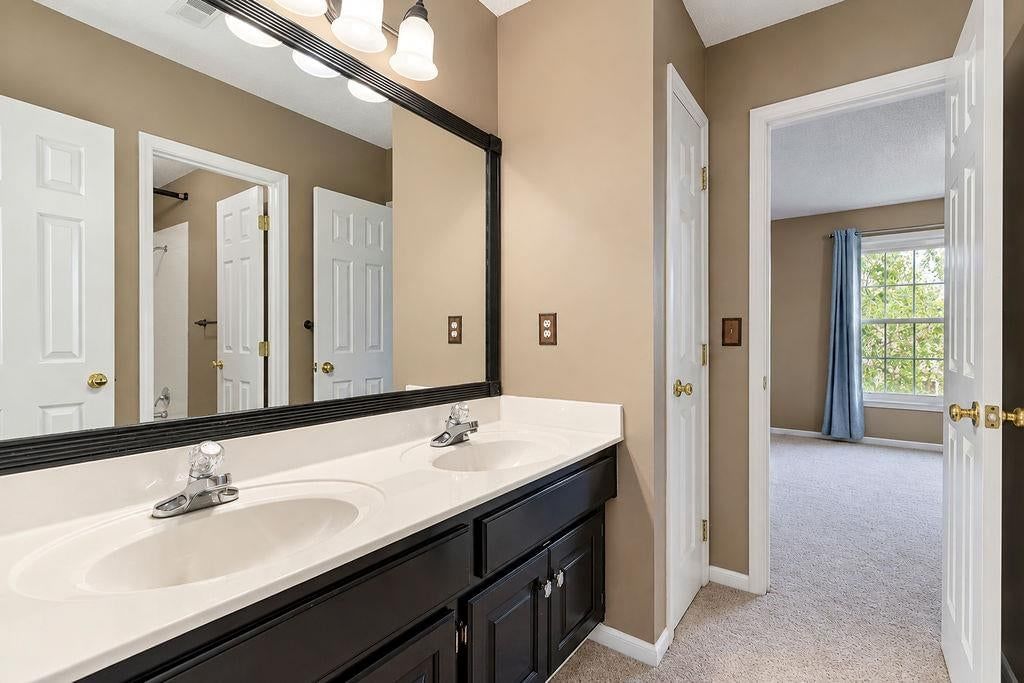 Photo 20 of 39 - 9921 N Highland Place, Kansas City, MO 64155