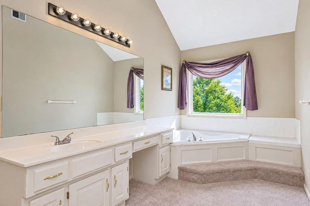 Freestanding tub at 9921 N Highland Place, Kansas City, MO 64155