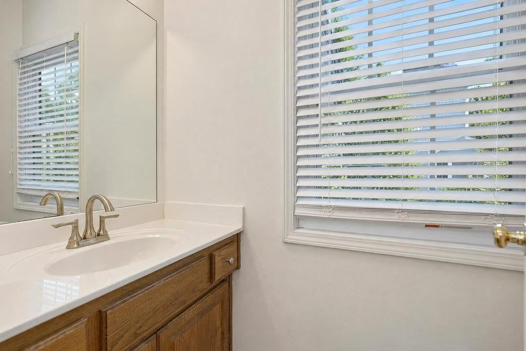 Double vanity at 9921 N Highland Place, Kansas City, MO 64155