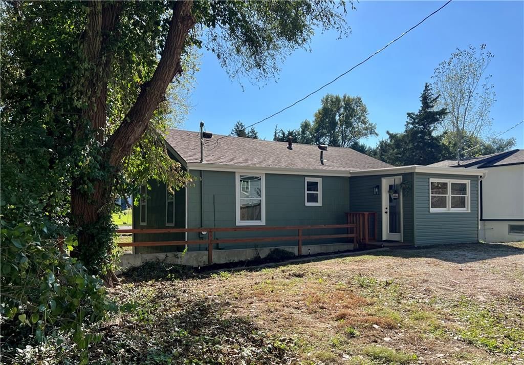 Ranch-style home, mature trees and gray roof at 1124 Quincy Street, Leavenworth, KS 66048