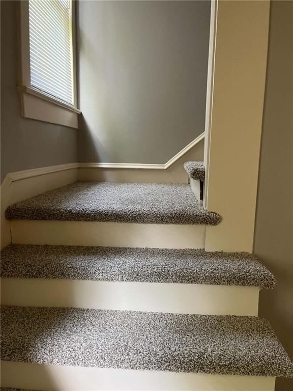 Photo 4 of 25 - 1733 S Crescent Avenue, Independence, MO 64052