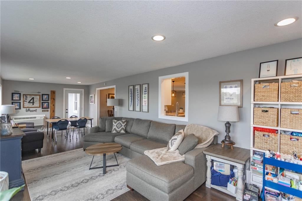 Photo 23 of 71 - 13246 Kansas Avenue, Bonner Springs, KS 66012