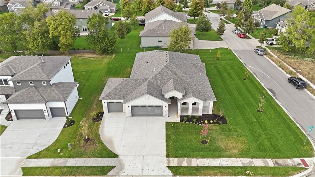 18520 W 195th Street, Spring Hill, KS: listing photo 2