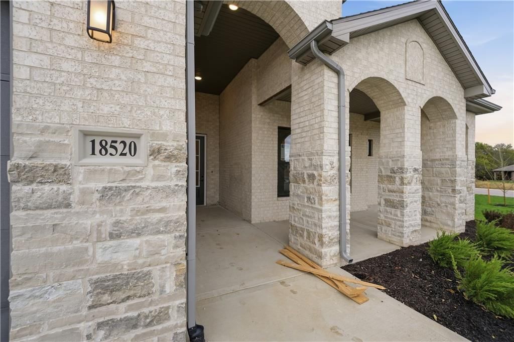 18520 W 195th Street, Spring Hill, KS