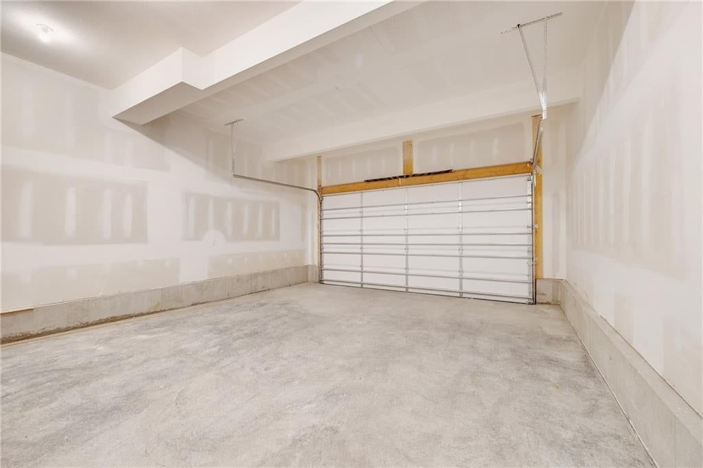 Photo 15 of 34 - 605 Wiltshire Drive, Raymore, MO 64083