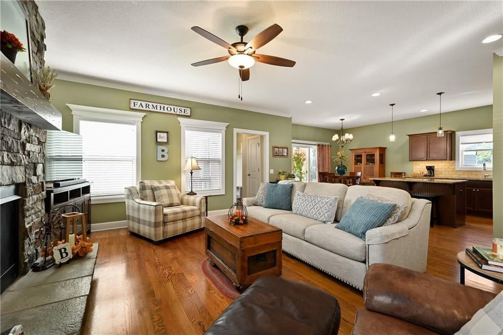 Built-ins at 3317 SW Longview Road, Lee's Summit, MO 64081