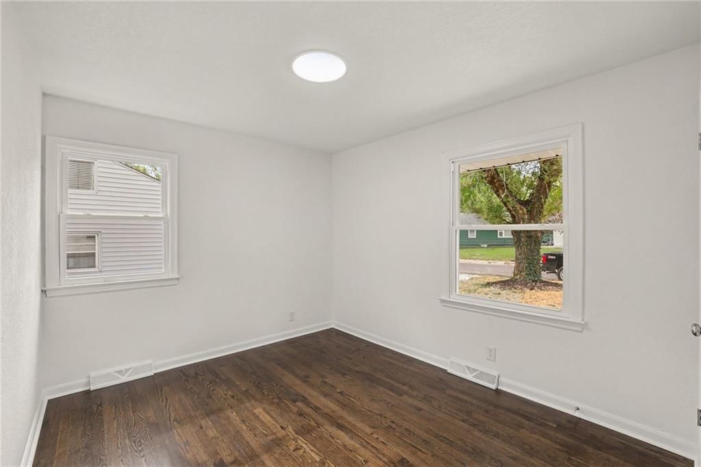 Photo 13 of 30 - 8507 Kentucky Avenue, Raytown, MO 64138