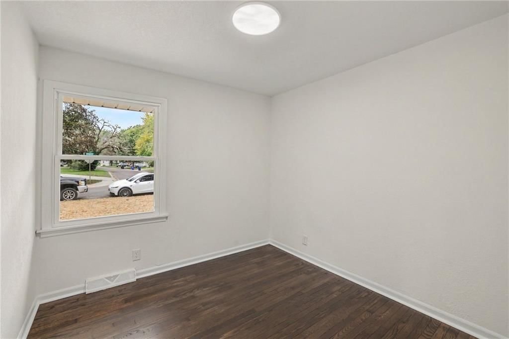 Photo 12 of 30 - 8507 Kentucky Avenue, Raytown, MO 64138