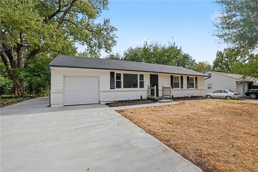 Attached garage and concrete driveway at 8507 Kentucky Avenue, Raytown, MO 64138