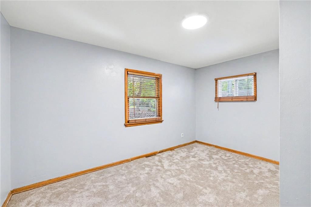 Carpet at 1305 S 40th Street, Kansas City, KS 66106