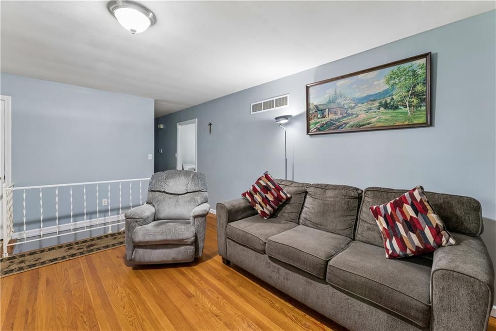 Photo 10 of 56 - 6808 Larsen Lane, Shawnee, KS 66203