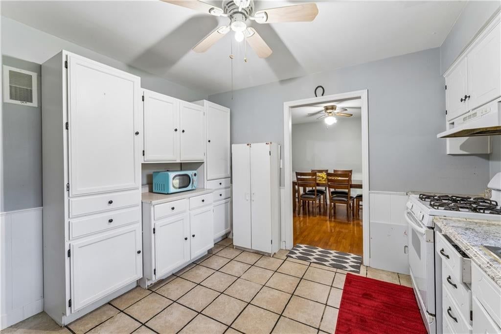 Photo 14 of 56 - 6808 Larsen Lane, Shawnee, KS 66203