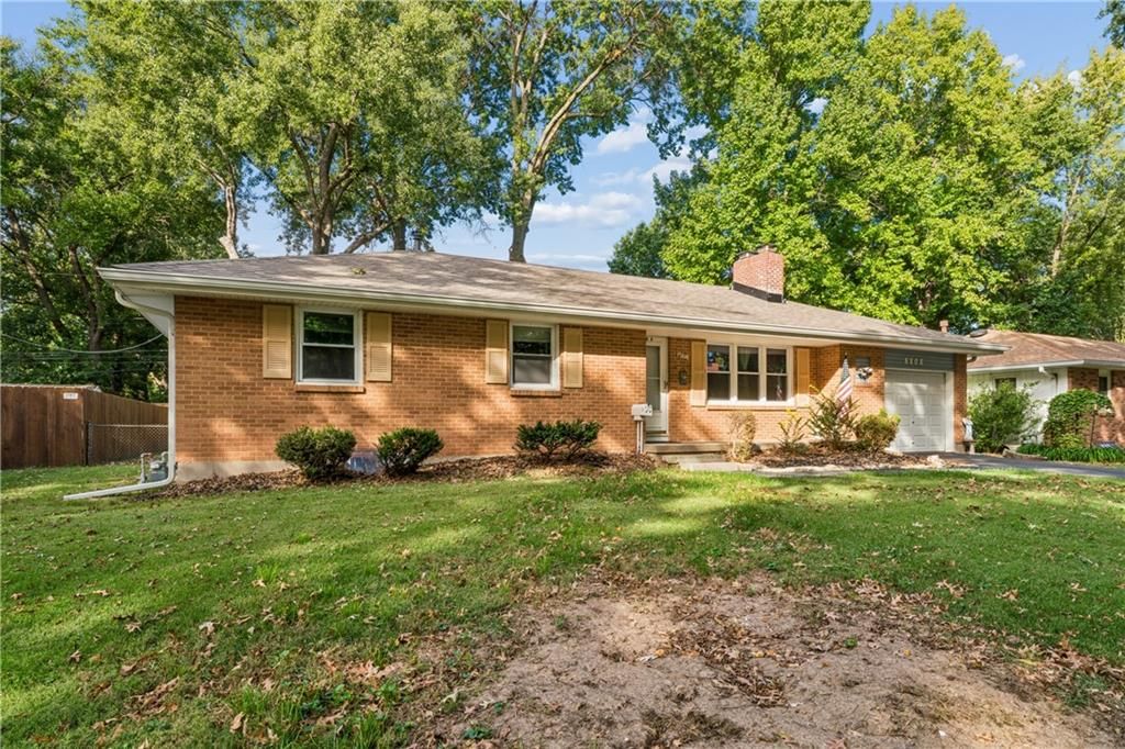 6808 Larsen Lane, Shawnee, KS: listing photo 2