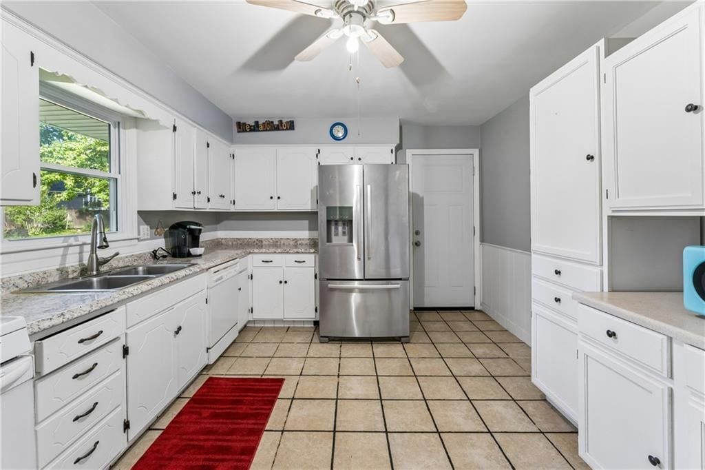 Photo 16 of 56 - 6808 Larsen Lane, Shawnee, KS 66203
