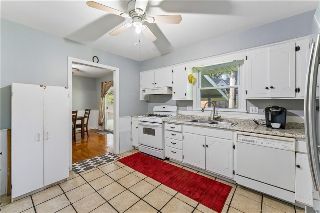 Photo 12 of 56 - 6808 Larsen Lane, Shawnee, KS 66203